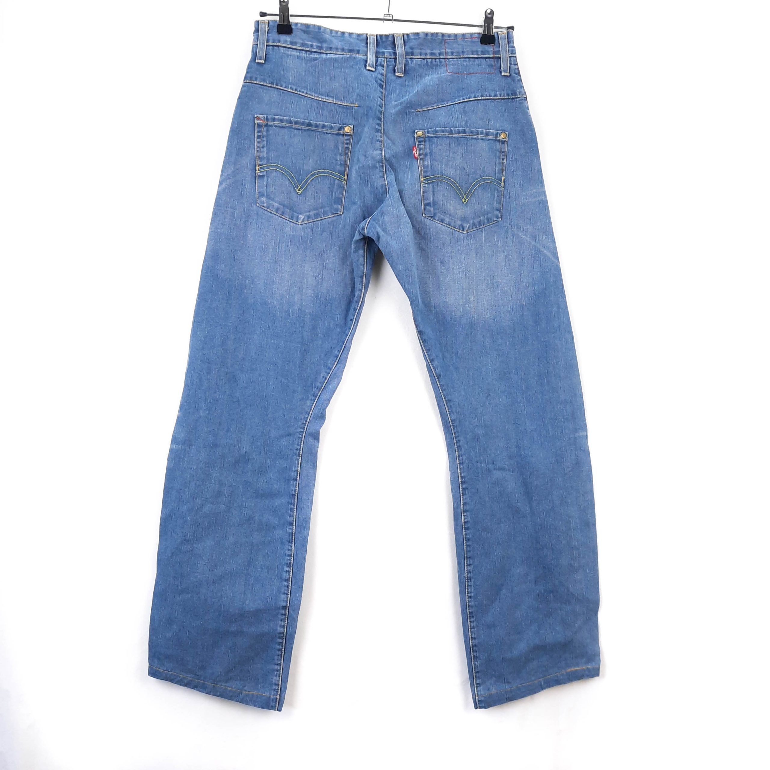 Levi's Edición Especial Red Talla ESPAÑA 42 W31 de Segunda Mano