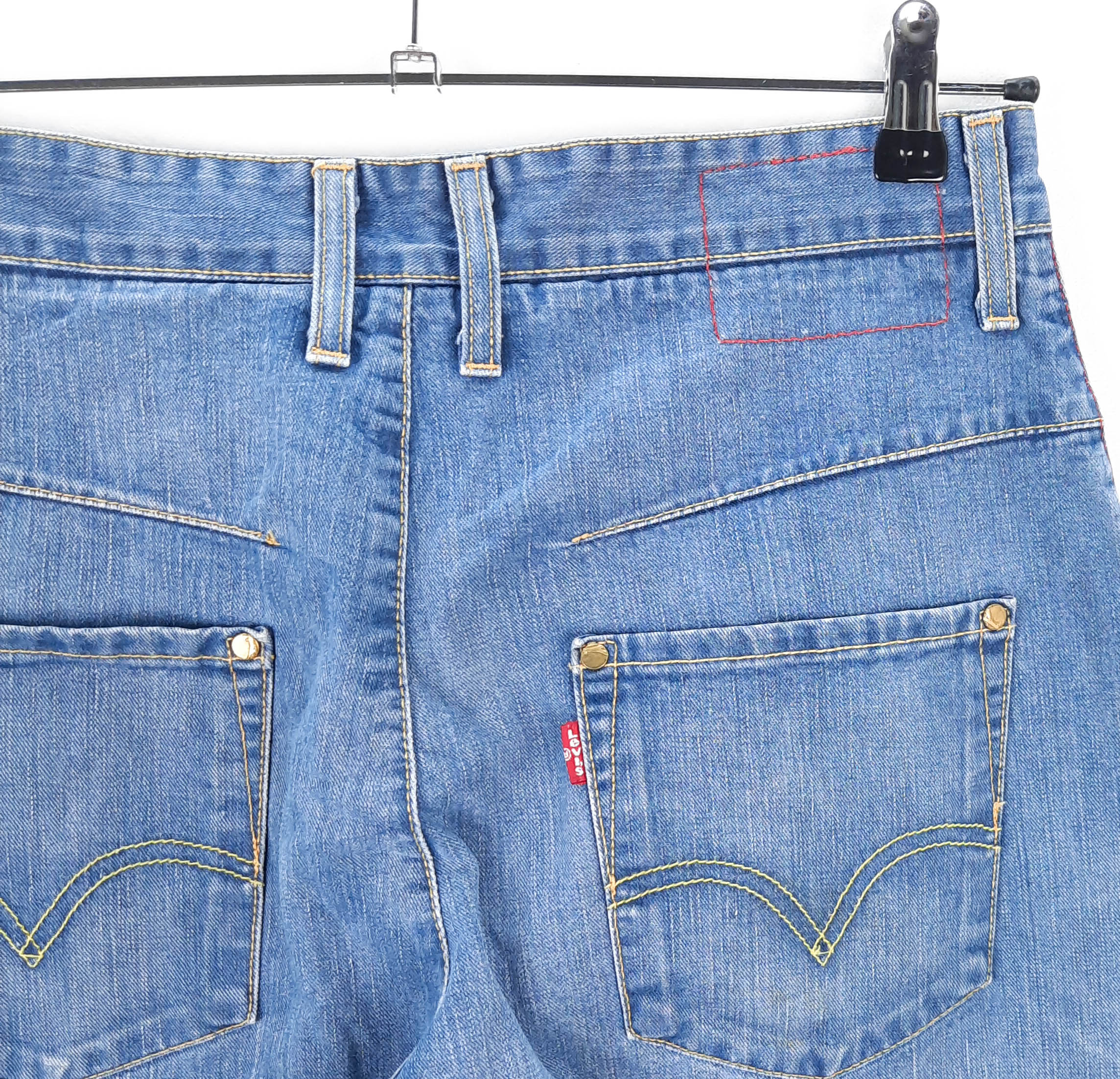 Levi's Edición Especial Red Talla ESPAÑA 42 W31 de Segunda Mano