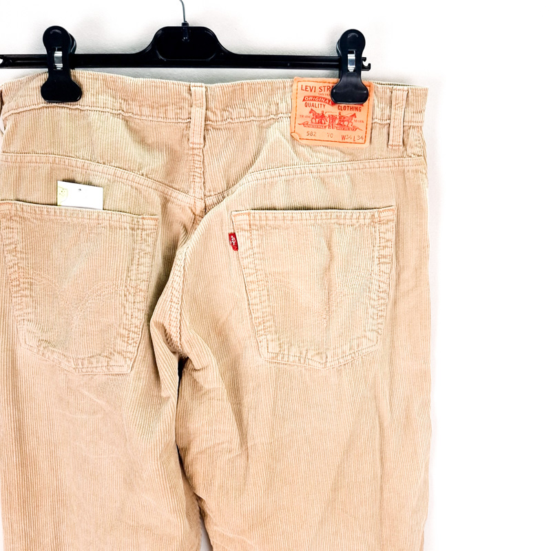 Levi's de pana 582 70 Talla España 42-44 W34 de Segunda Mano