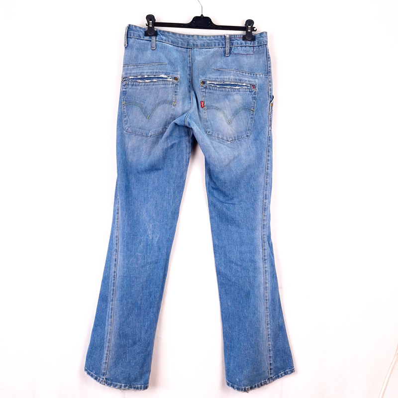 Levi's Engineered Jeans Edición Especial Botón Rojo Talla España 44-46 W34 de Segunda Mano
