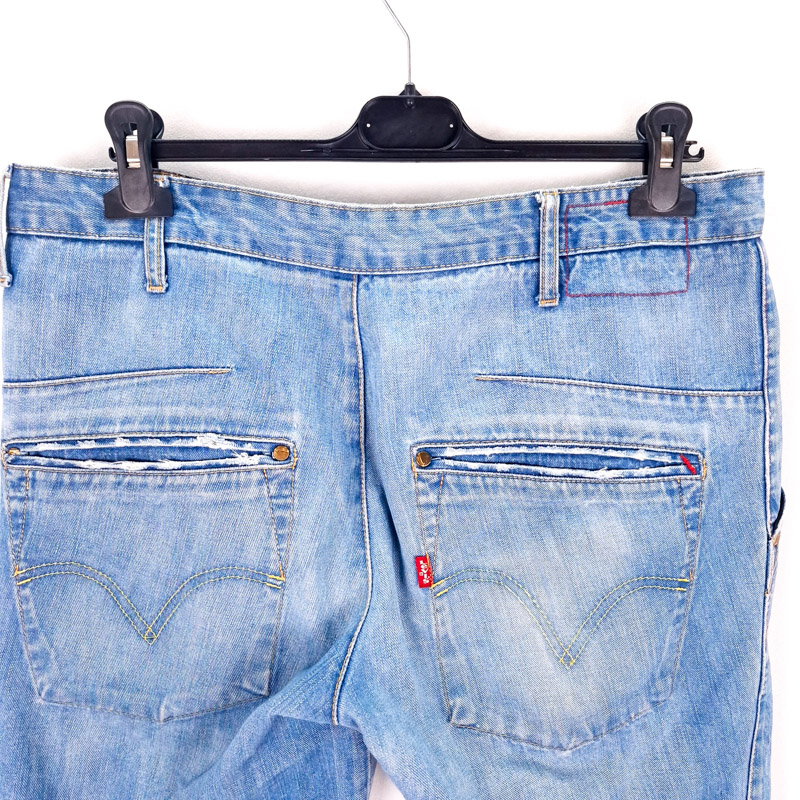 Levi's Engineered Jeans Edición Especial Botón Rojo Talla España 44-46 W34 de Segunda Mano
